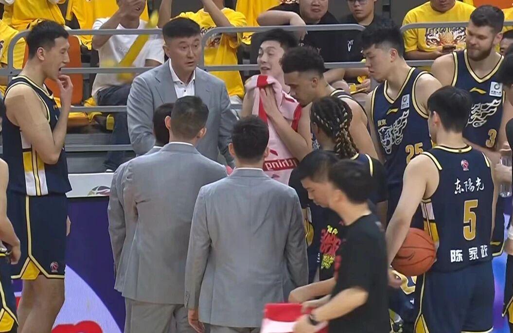 九游娱乐官方网站-广东男篮击败北京,杜锋赛后阴阳对手,球员评分:张皓嘉9.8分!